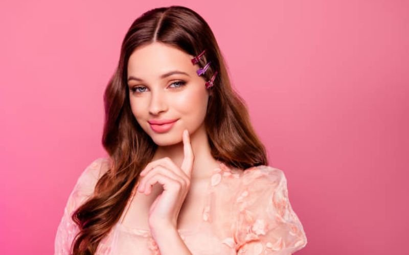 stylish claw clip hairstyle inspiration for quick everyday looks