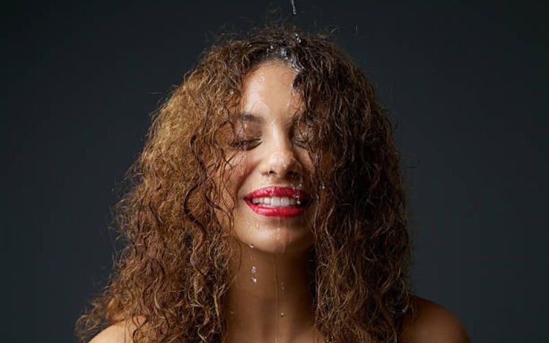 detangling curly hair while wet wide tooth comb